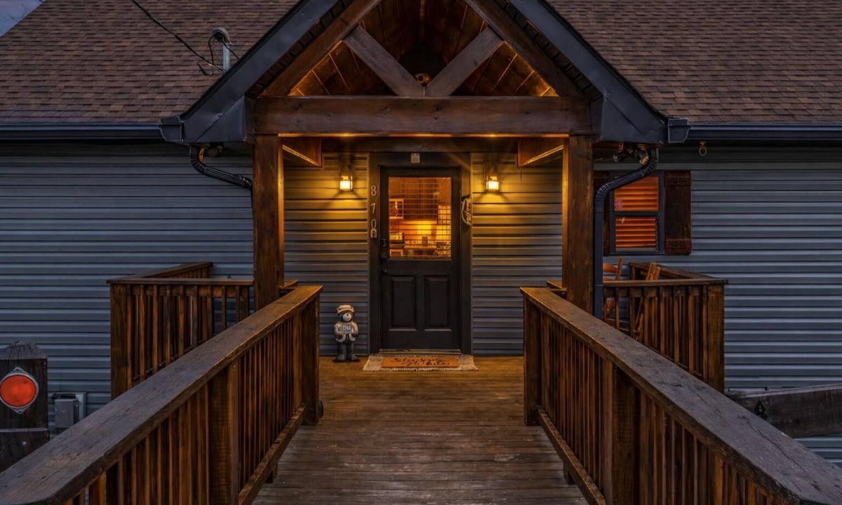 Chalet Village North Cabin | Freshly Renovated! 3 Pools, Pickleball, Hot Tub, Game Rm!
