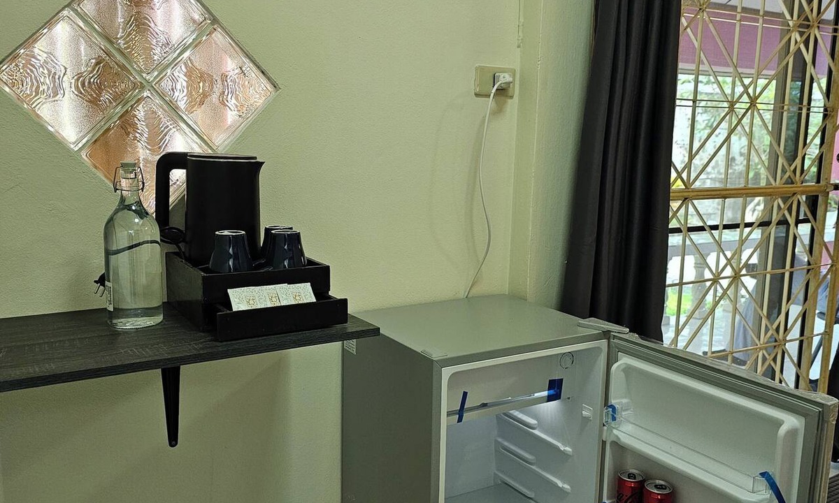 Thep Kasattri Hotel | Friends Retreat Guesthouse - Private Rooms Near Phuket Airport