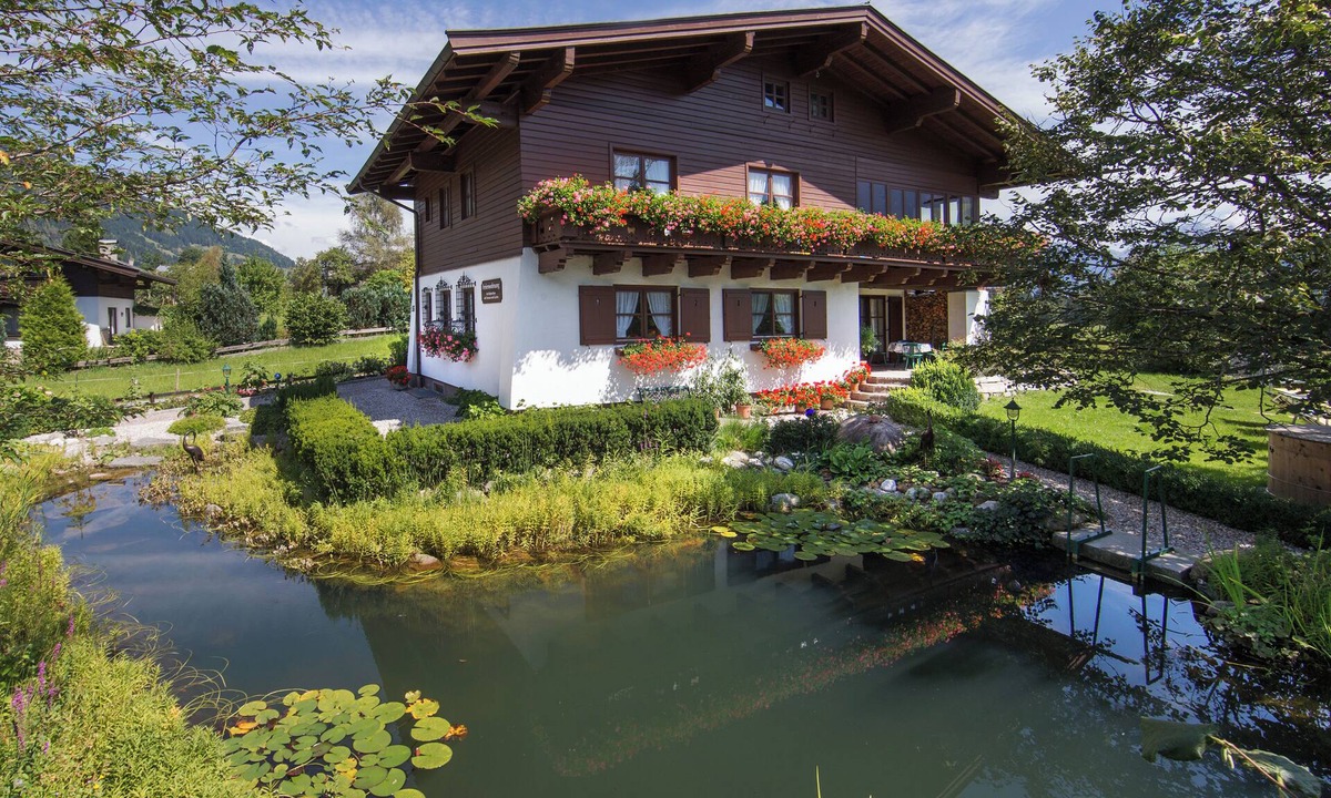 Lahntal Apartment | Garden apartmentMandl near Zell am See Ground floor Swimming pond Garden Sauna Dogs allowed