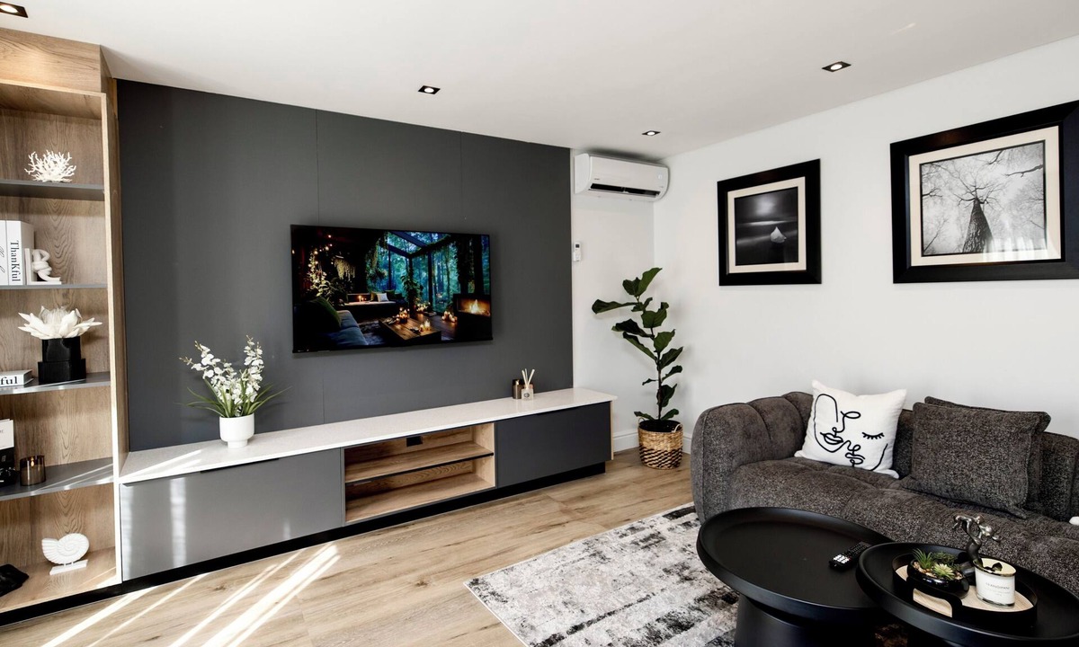 Sunset Beach Apartment | Gorgeous 2-bedroom apartment few minutes walk to the beach Cape Town