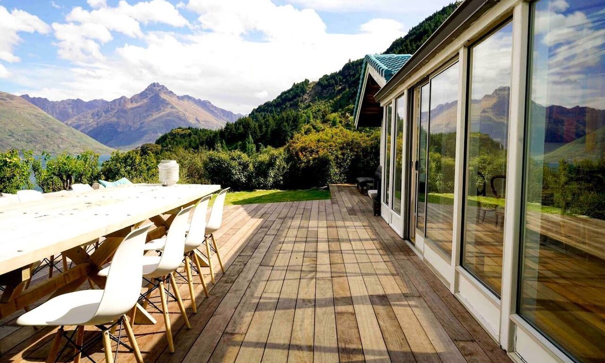Sunshine Bay Cottage | Gorgeous Queenstown Retreat Above Lake Wakatipu