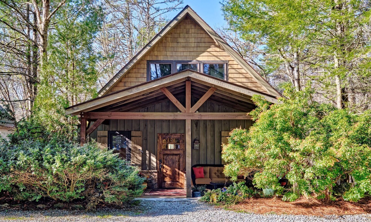 Highlands House | Heinrich - Mill Creek Cottage: Walk to Downtown | Creekside Retreat w/Hot Tub