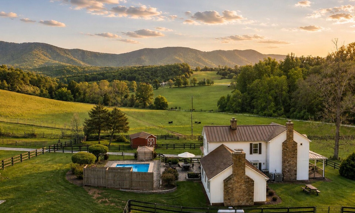 Luray House | Heritage House - 13m to Shenandoah NP, Pool, Hot Tub, Mountain Views, EV