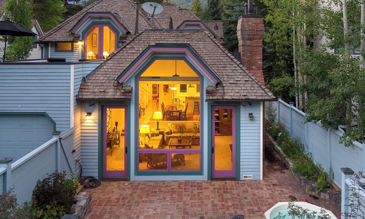 West End House | Historic Charm close to Aspen Mtn; Mtn views, hot tub and walkable to town!