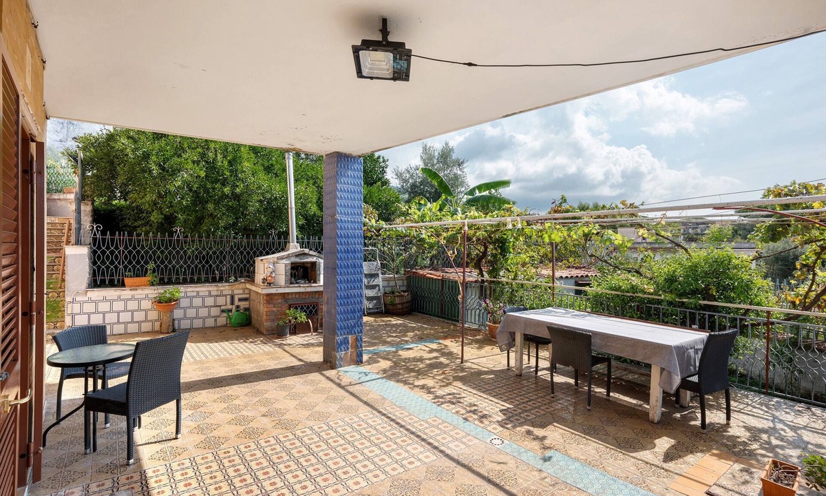 Ercolano House | Holiday Home 'Holydayshouse' with Mountain View, Wi-Fi and Air Conditioning