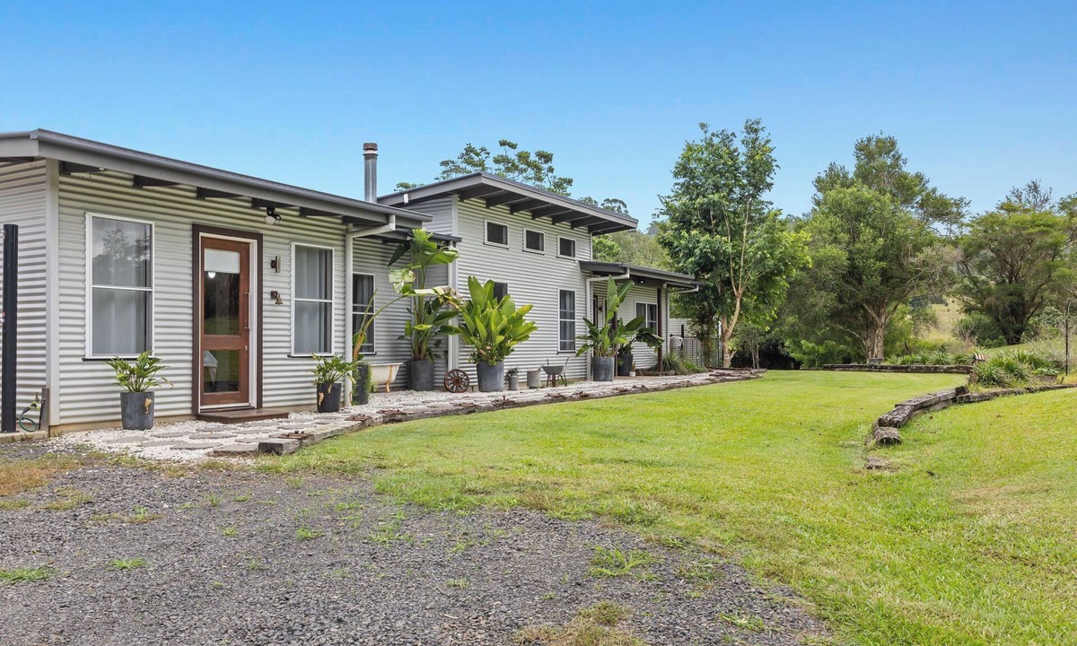 Terania Creek House | Homestead - Creekside Stay Entertainers paradise immersed in nature with creek.