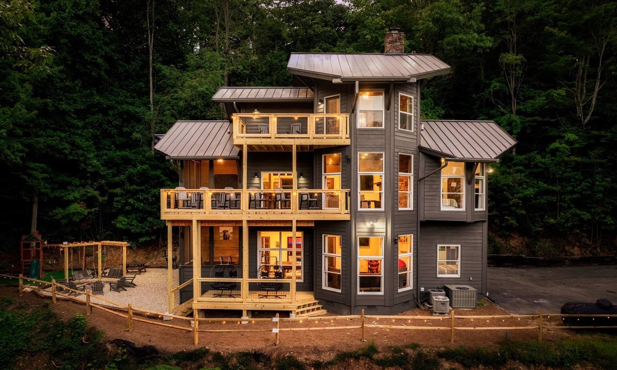 Chalet Village Ski Chalet | Hot Tub-Mini Golf-3 King Suites-Game Room-Fire Pit-Arcade-Fireplace MTN View
