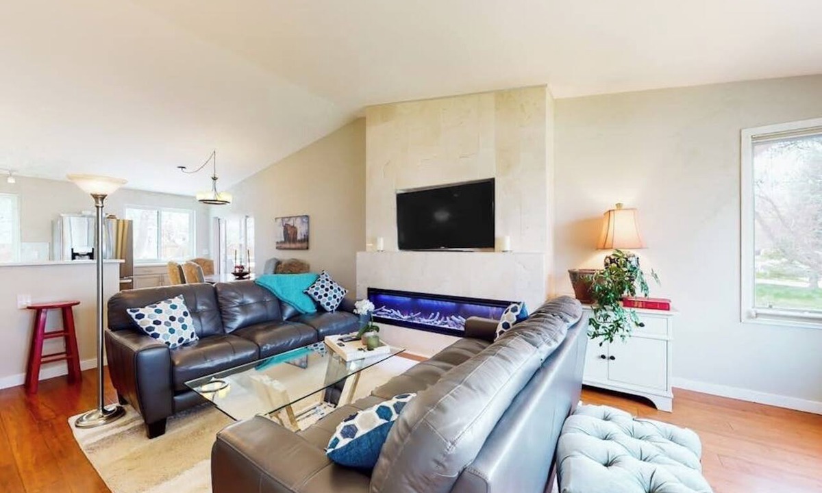 Carbondale House | Inviting home with private hot tub, amazing deck & prime location