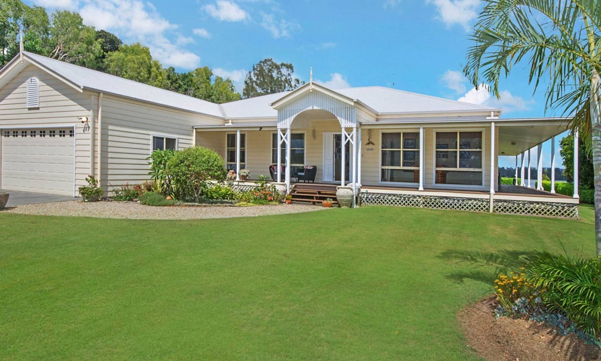 Palmers Island House | Island Getaway - Riverside Retreat Near Yamba - Holiday Yamba