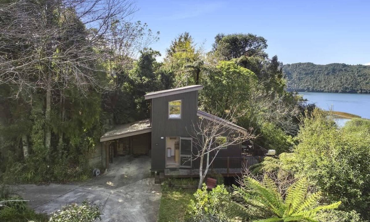 Lake Okareka House | Kundaniwas - Lake Okareka Tiny House, Kayaks