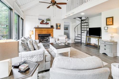 Big Canoe House | Lake & Golf Course Views: Big Canoe Home w/Deck!