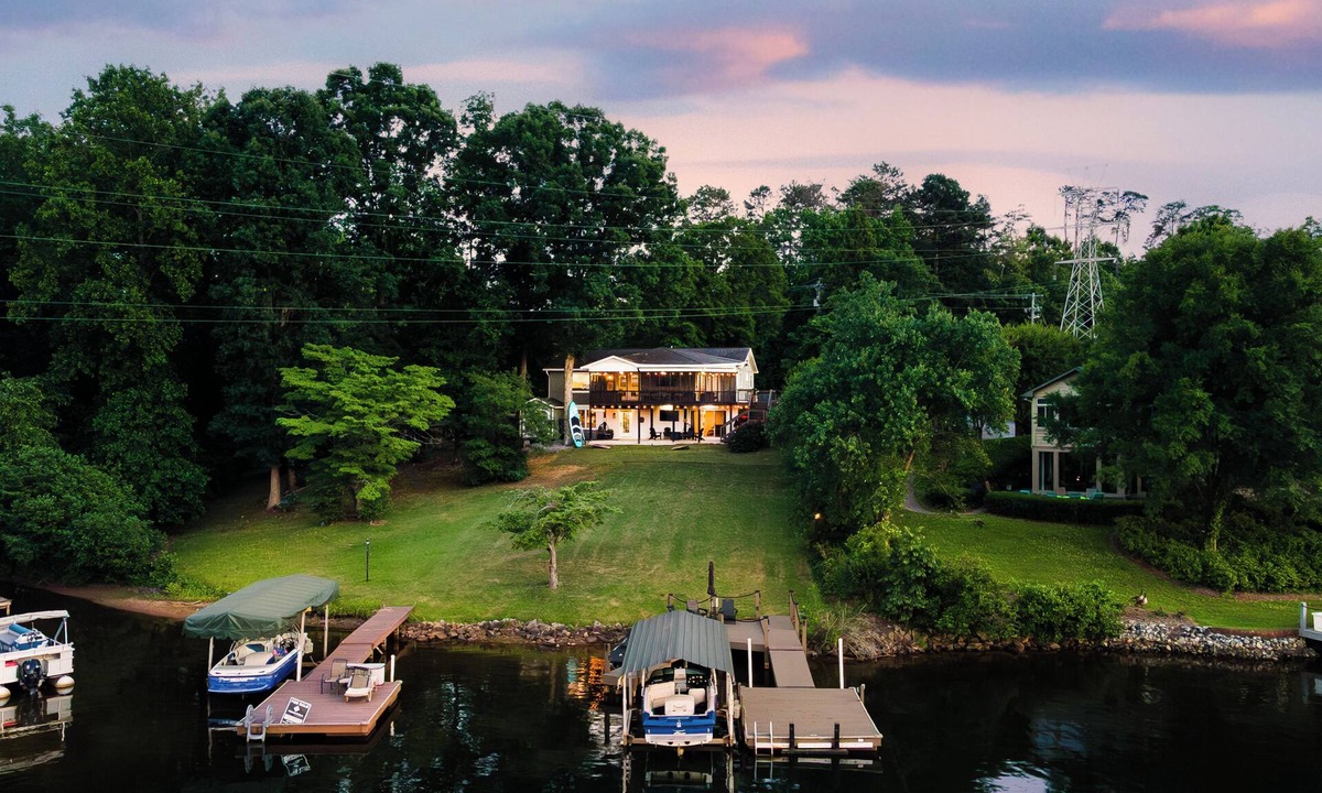 Inman House | Lakefront + Kayaks + Dock + Screened in Porch | Home Sweet Bowen