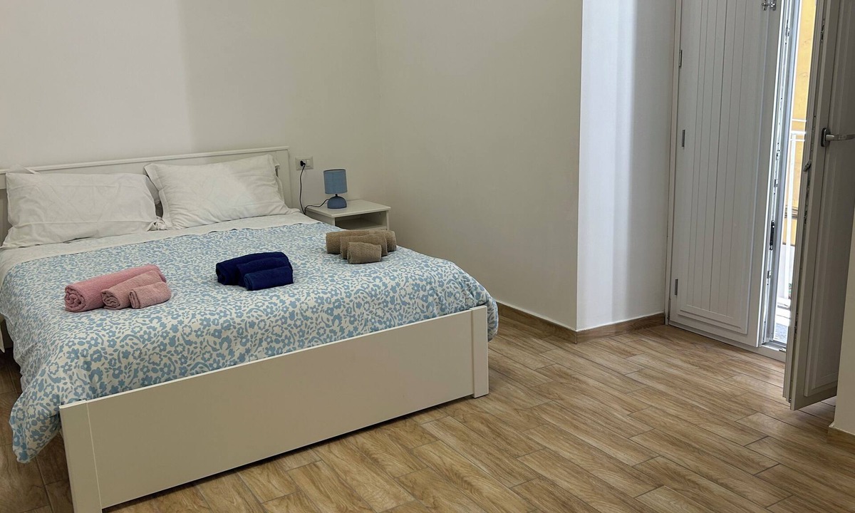 Montecalvario Apartment | Le Suite di Giordy e Peppe 4-bedroom apartment in charming Napoli with WiFi, AC