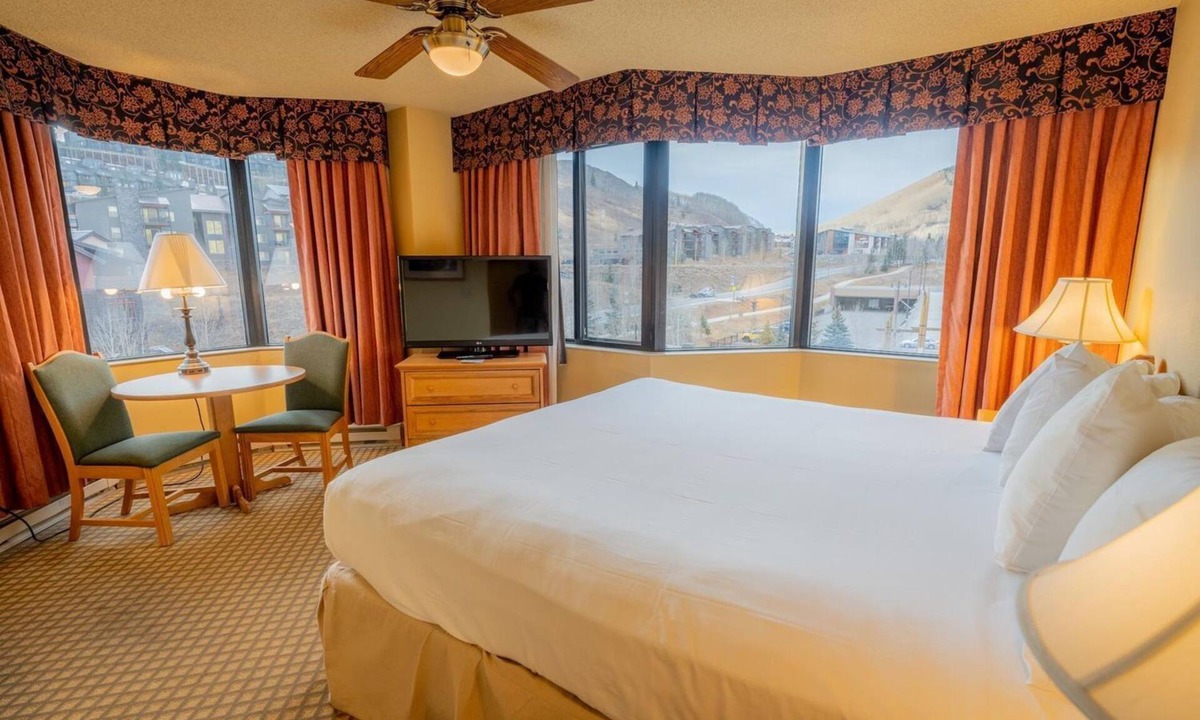 Mount Crested Butte Hotel | Lift Base Village - Grand Lodge Corner King Bedroom