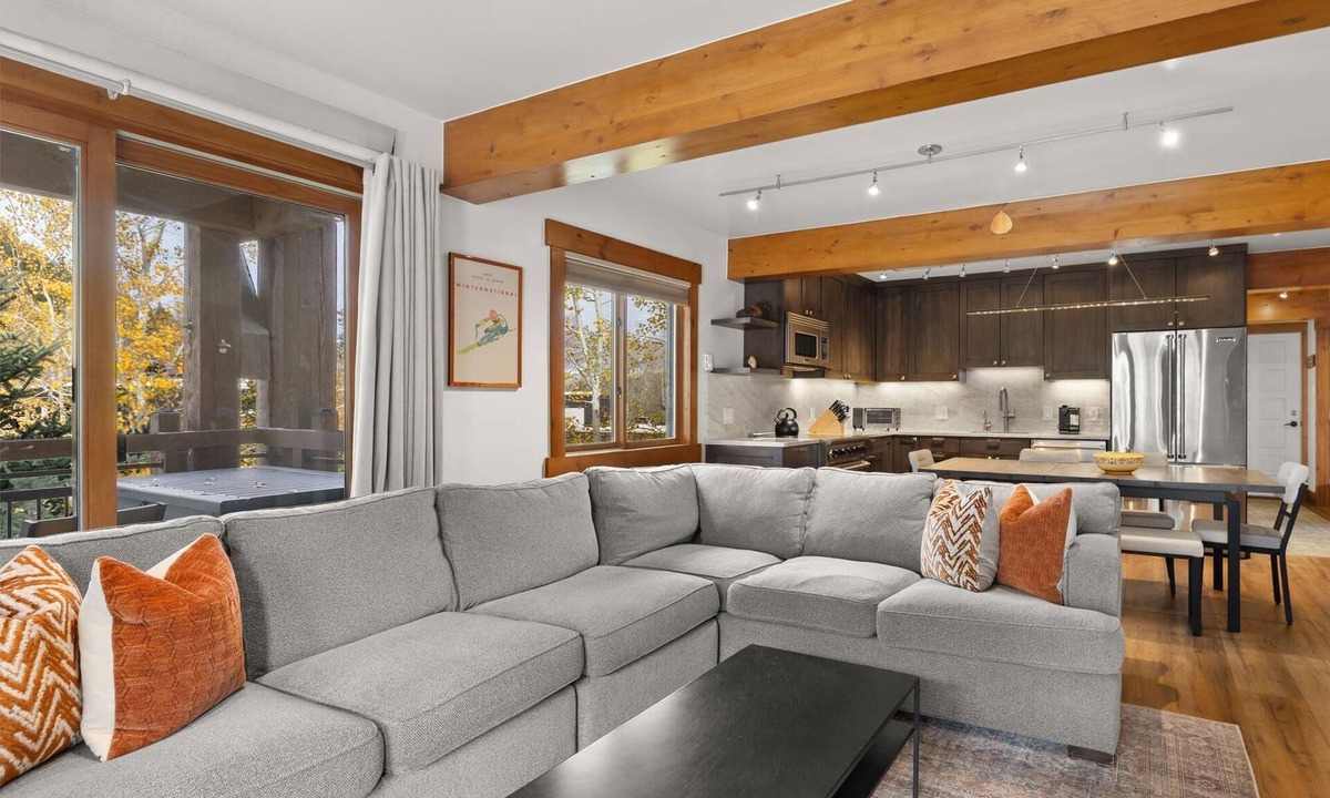 Aspen Condo | Lift One - Gorgeous three bedroom top floor with wraparound balcony