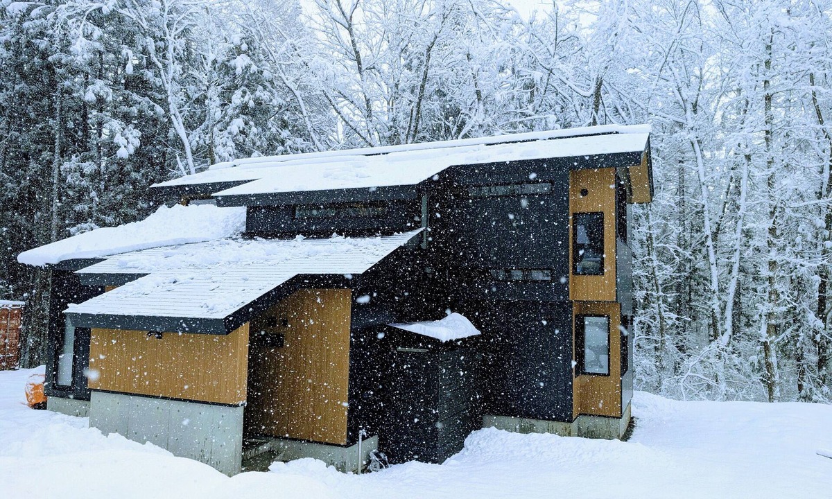 Iida Villa | Located 350-meters to the first chairlift at the famous Hakuba Goryu Snow Resort