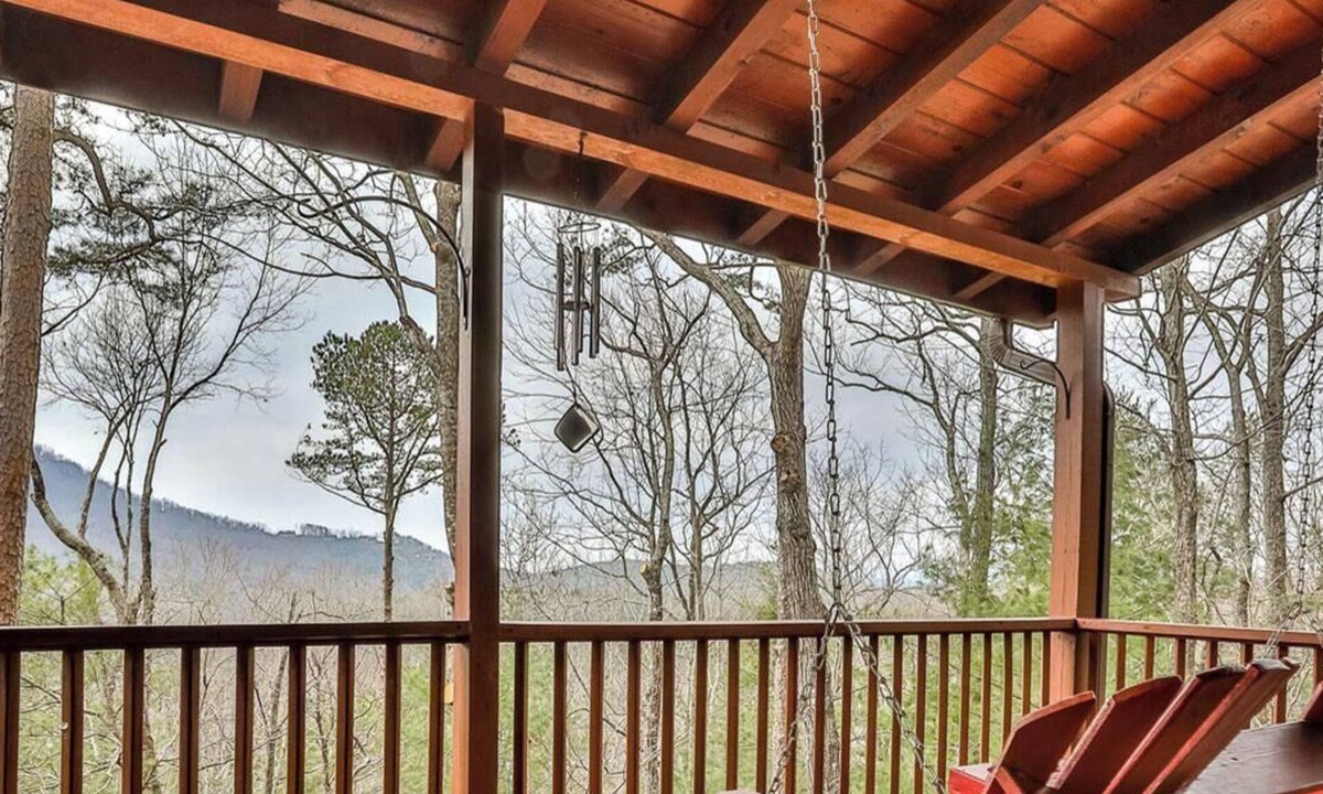 Walnut Mountain Cabin | Lochloosa | No Pet Fees | Sleeps 8 | Mountain Views | paved roads | HOT TUB
