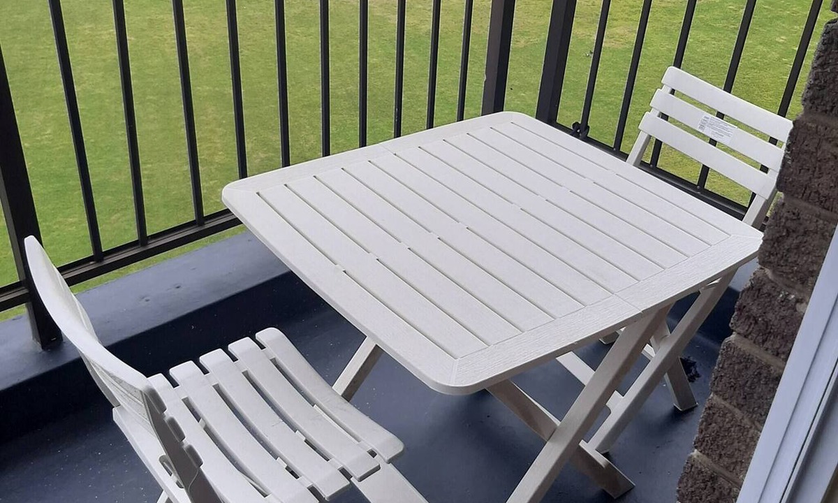 Quigney Beach Apartment | Lovely 3 bedroom with full sea view, restaurants,