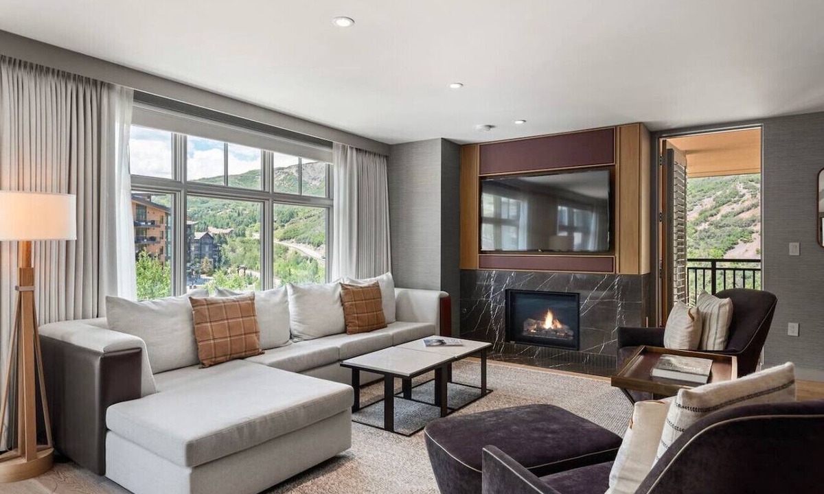 Snowmass Village Condo | Luxe Resort Penthouse - Ski in Ski Out 3 Bedroom