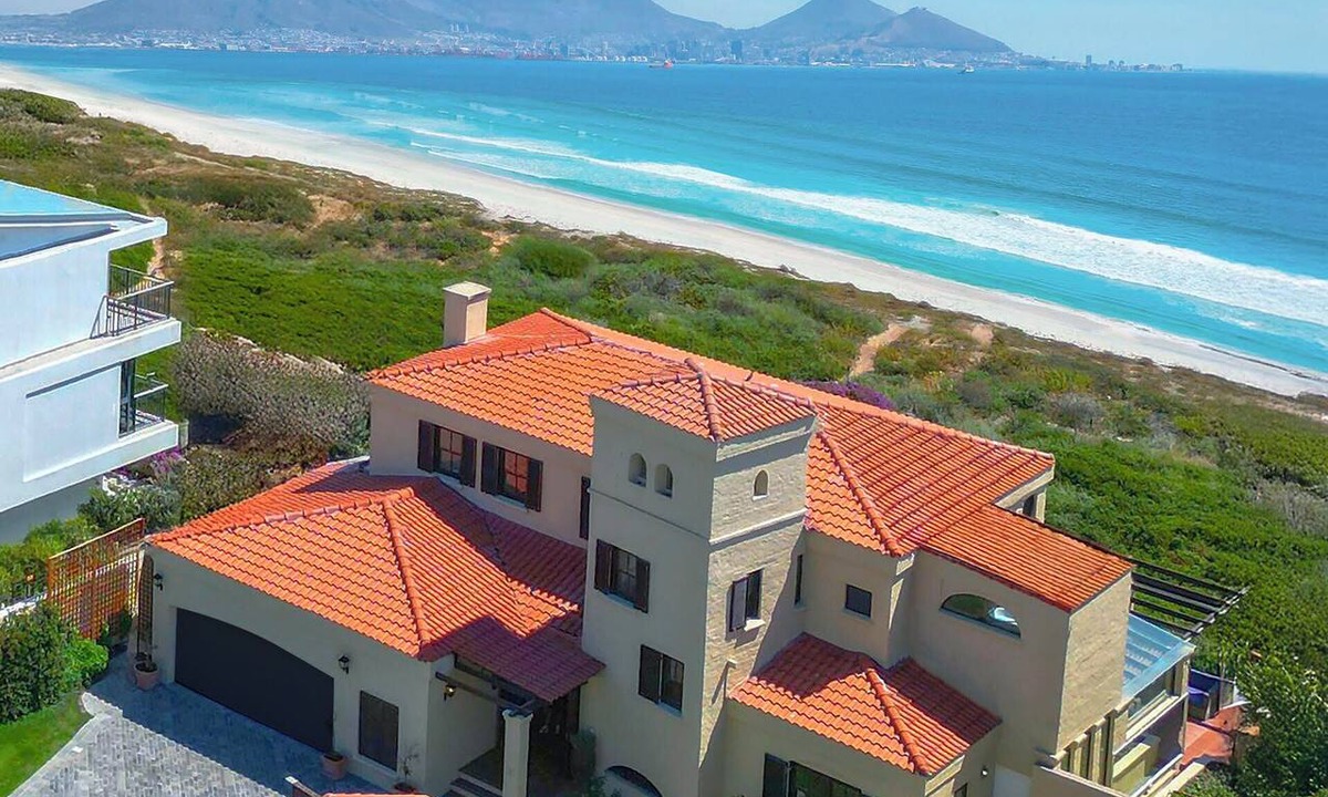 Sunset Beach Villa | Luxury Beachfront Villa. On the beach. Table Mountain & Sunset Views.