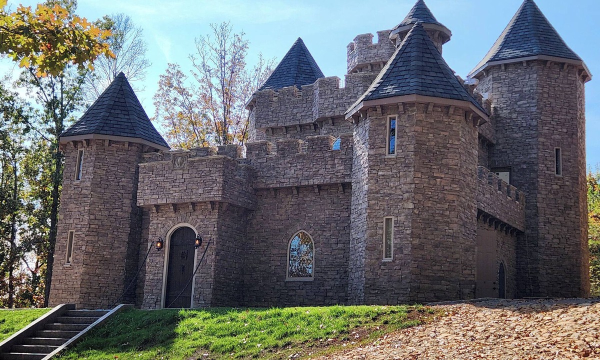 Adairsville House | Luxury Castle w/hot tub sleeps 8 w/treasure hunt