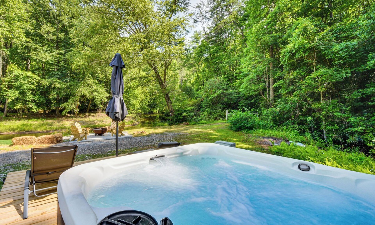 Helen Cabin | Luxury Creekside Cabin w/Hot Tub, Near Helen!