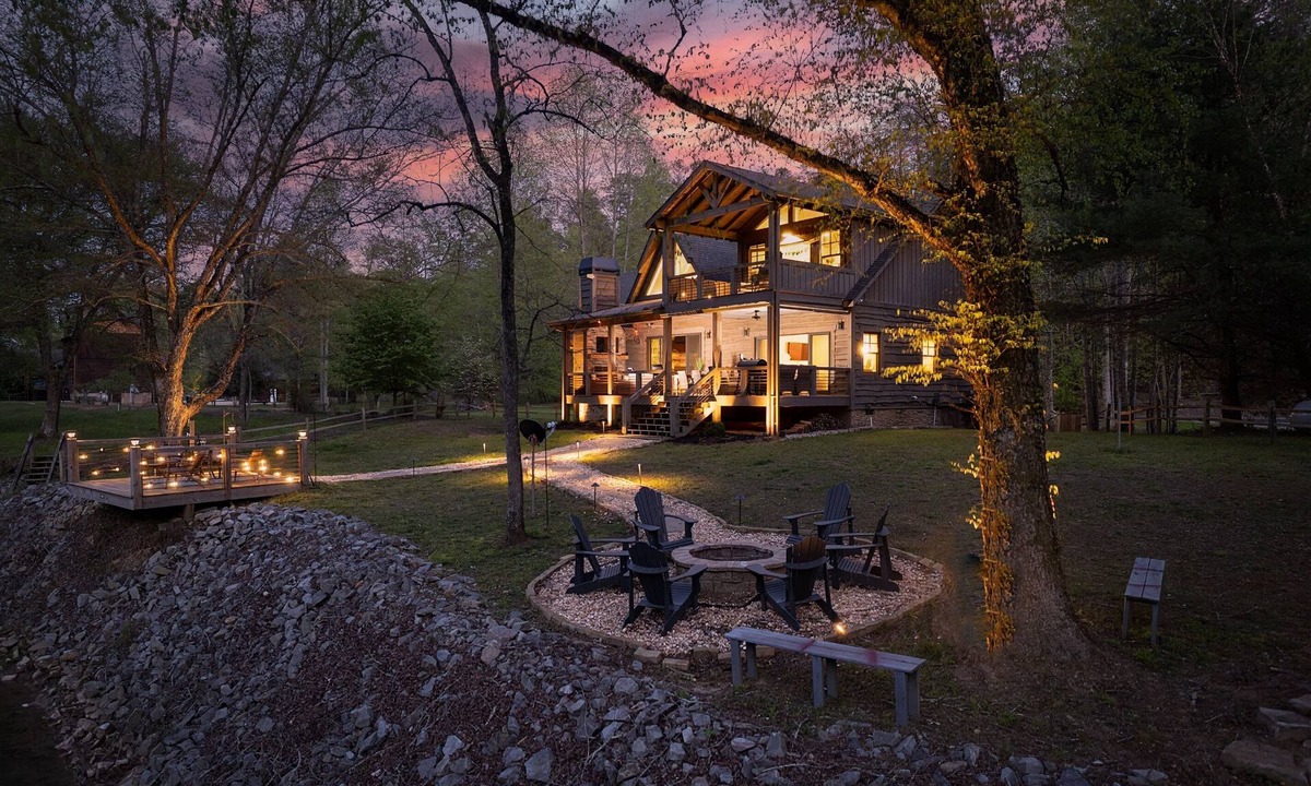 Blue Ridge Cabin | Luxury Living and Premier Fishing on Toccoa River! Hot Tub!