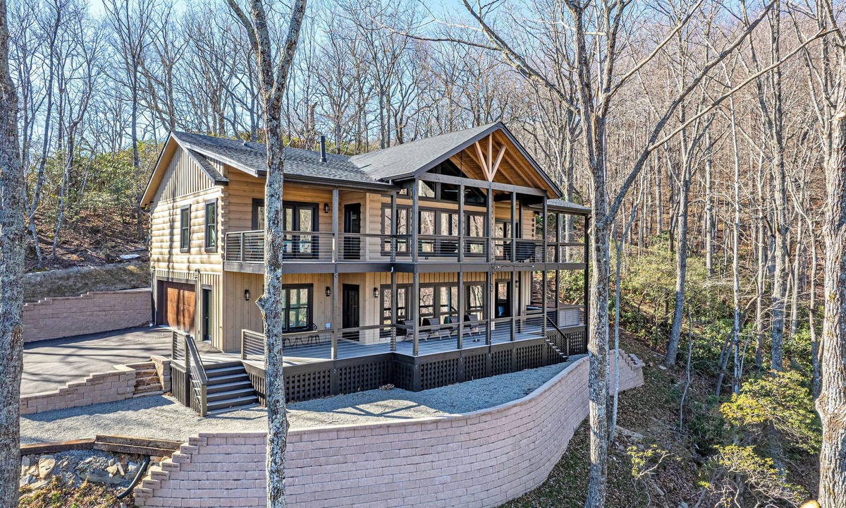 Laurel Ridge Cabin | Luxury Log Cabin, Sleeps 12, Hot Tub + Game Room, Lake Views; Near Asheville