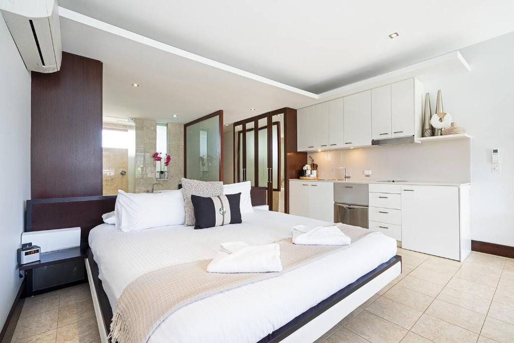 Casuarina Apartment | Luxury Resort Studio with Pool - Footsteps to Beach