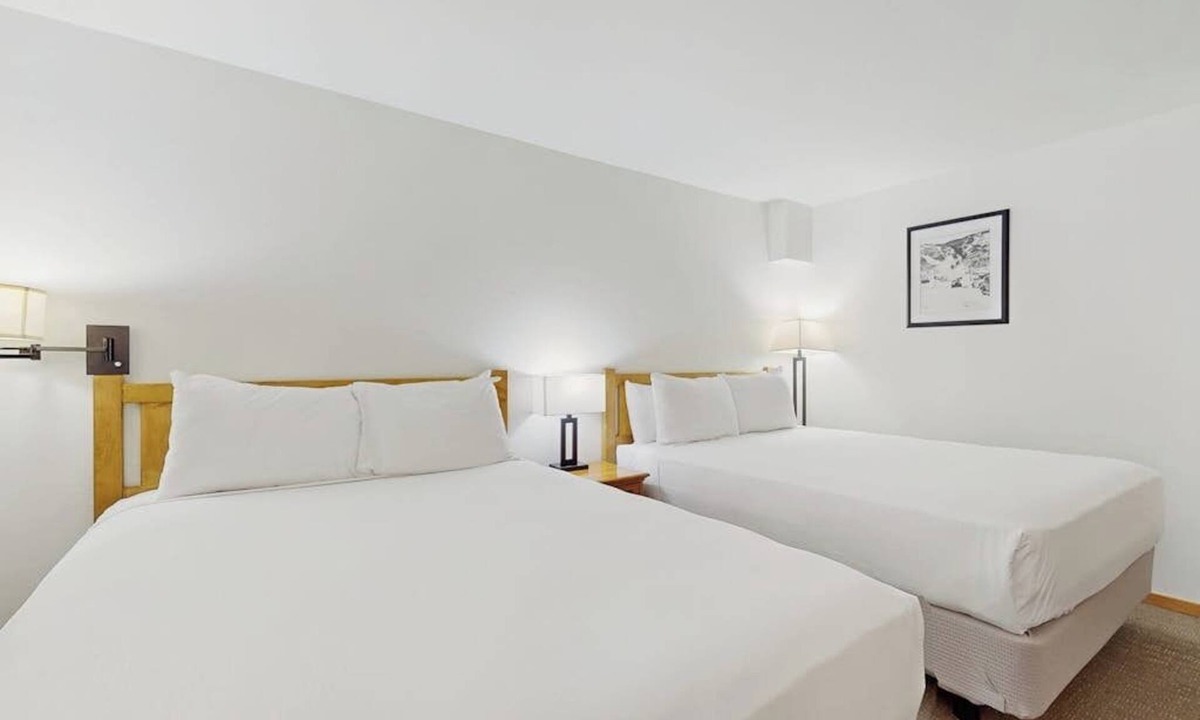 West End Cabin | Main St. studio - pool & hot tub - walk to lifts, dog-friendly, third floor