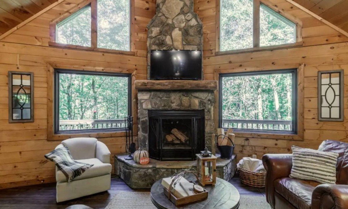 Sapphire Cabin | 'Make Your Mark' Cozy Sapphire Cabin with Hot Tub