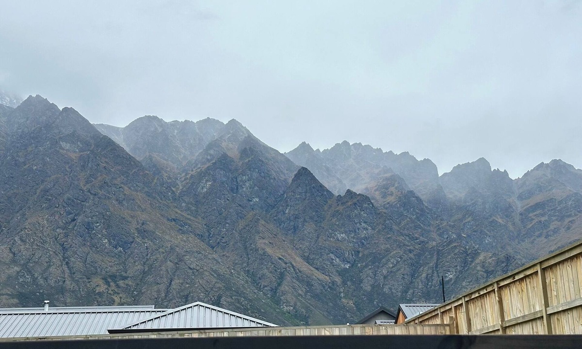 Kawarau Falls Apartment | Modern and Peaceful Studio Room + Ensuite Bathroom under Mountains!