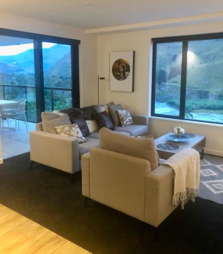 Arthur's Point Apartment | Modern Luxury Condo Shotover Views