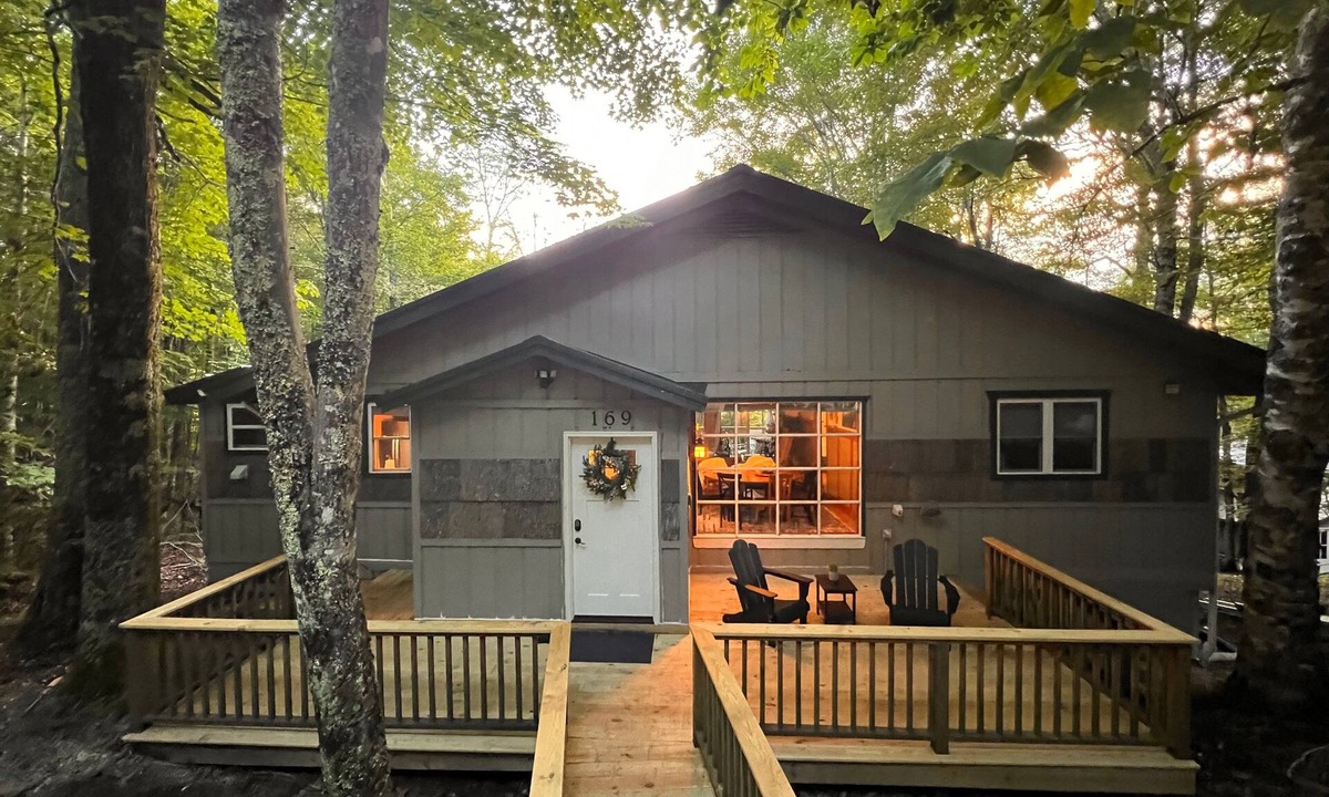 Beech Mountain Ski Chalet | Mountain Chalet with Hot Tub & Sauna