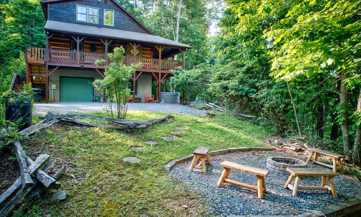 Boone Cabin | Mountain Laurel Lodge - Log Cabin in Boone with Hot Tub, Great Views & Pool Table