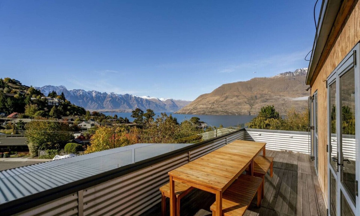 Sunshine Bay House | Mountain View Retreat | Panoramic Lake & Mountain Views