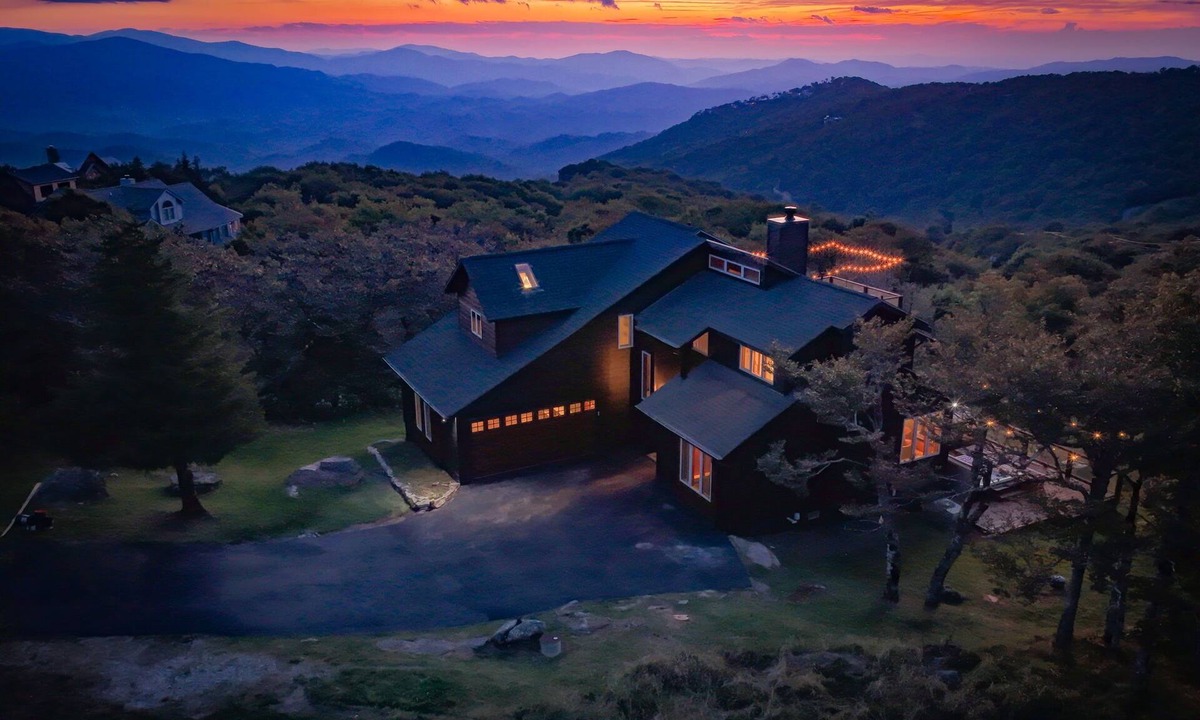 Banner Elk Ski Chalet | Mountaintop Chalet Sauna Hot Tub CountryClubAccess