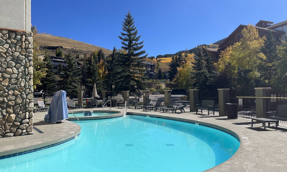 Mount Crested Butte Condo | MT CB Base Area- King Bed, Outdoor Hot Tub + Pool & Near Hiking + Biking