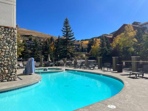 Mount Crested Butte Apartment | MT CB Mountain Side with King Bed, Hot Tub, Pool & Kitchen!
