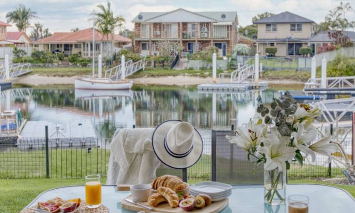 Yamba Villa | Nabilla Court - Waterfront Luxury with Shared Pontoon & Paddleboards - Holiday Yamba