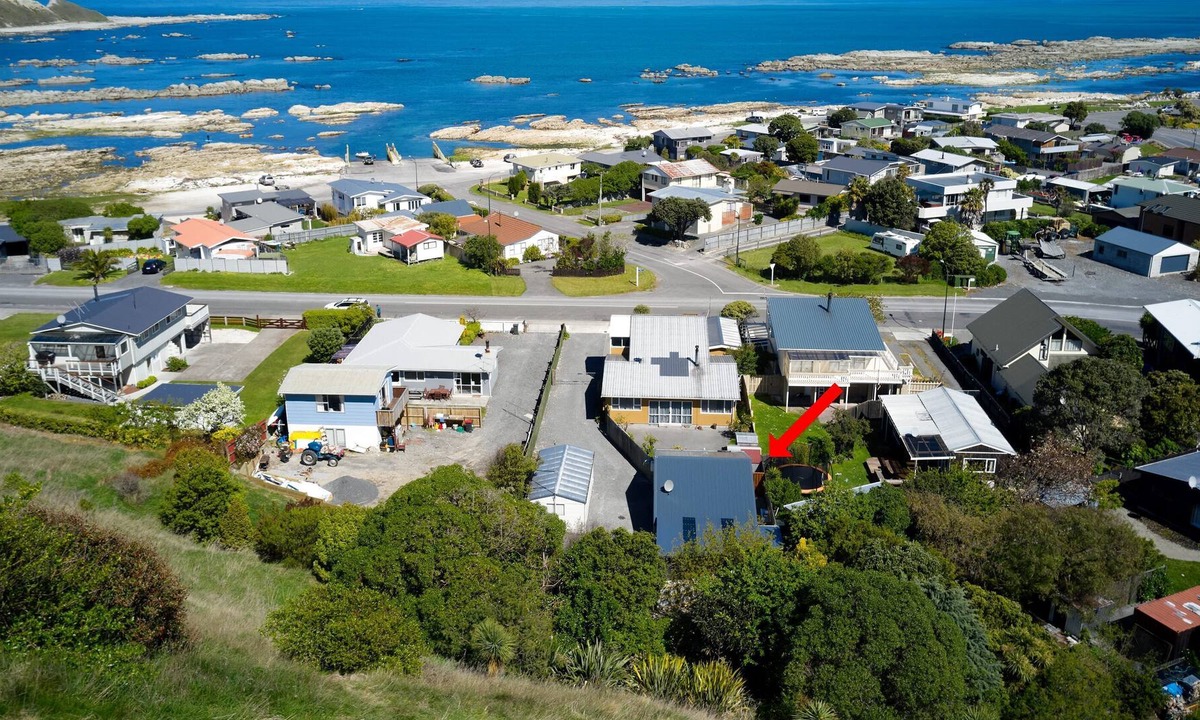 South Bay House | Nan's Bach - Kaikōura Holiday Home