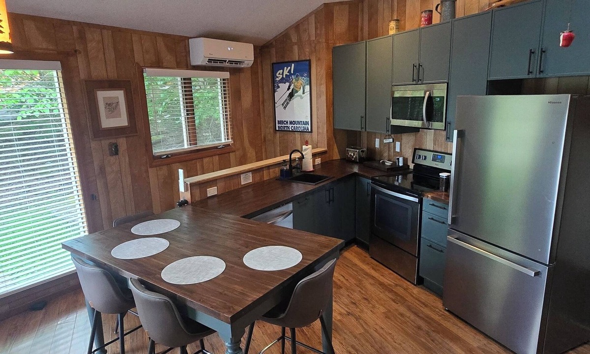 Beech Mountain Ski Chalet | New Kitchen! ‖ Hot Tub coming August 7th! ‖ 2 Mins to Slopes ‖ Paved Road Access