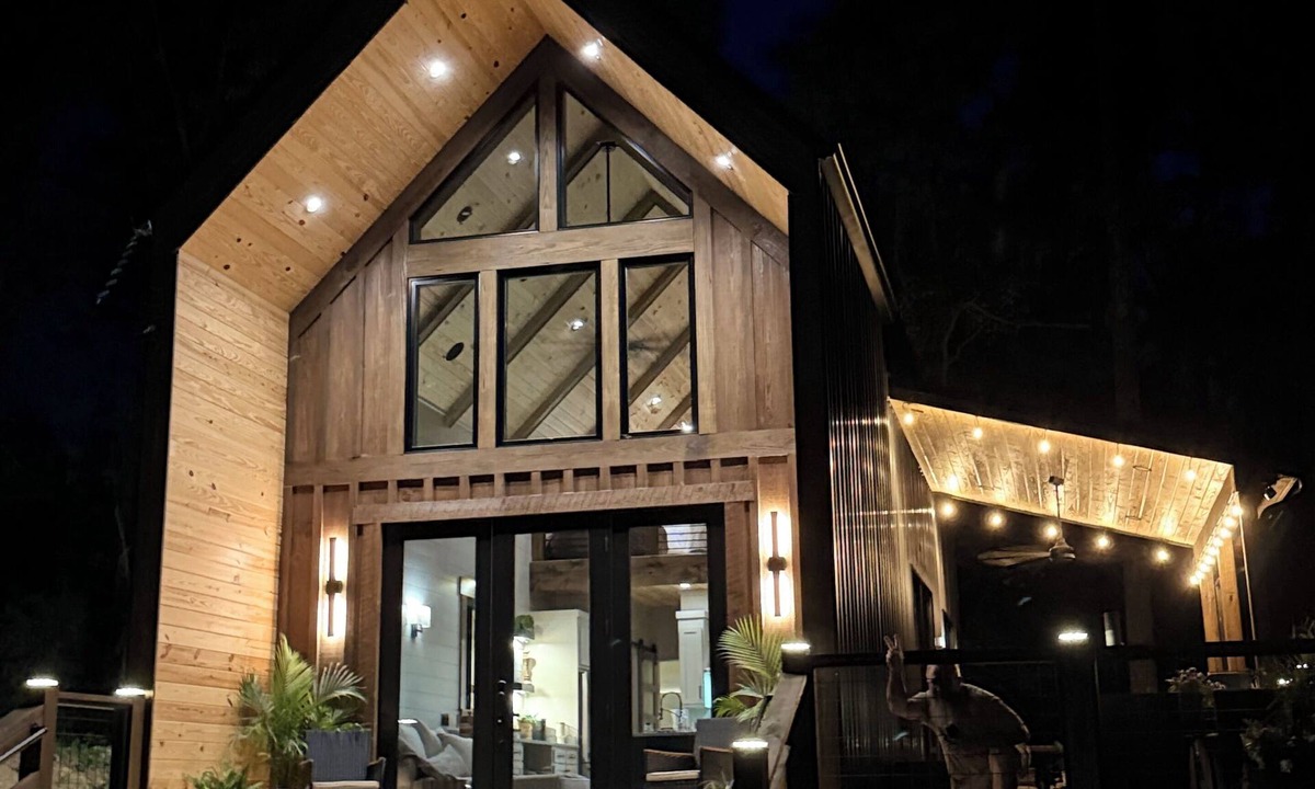 Helen Cabin | NEW!opened June 1st! Blairsville, Georgia! 24’ ceilings! Custom build. PRIVATE!