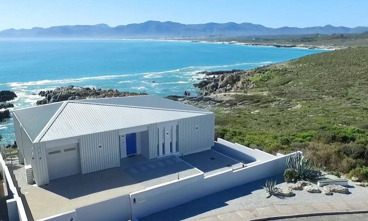 De Kelders Villa | New spectacular villa by the sea nWhale watching from the terrace