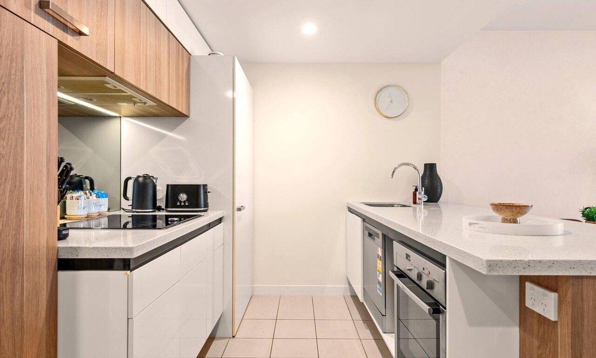 Fortitude Valley Apartment | Newstead Balcony Hideaway | Rooftop Pool | Walk to James St & the Valley