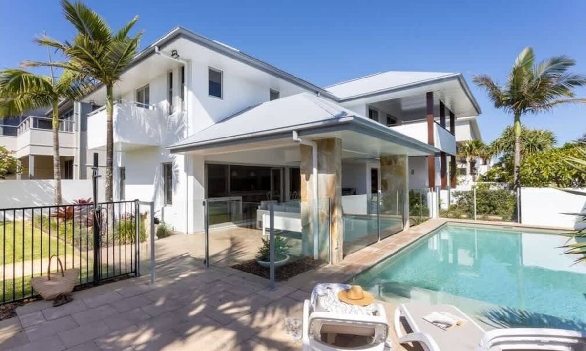 Kingscliff House | On Northpoint | Heated Pool | Opposite Salt Beach | Walk to Salt Village