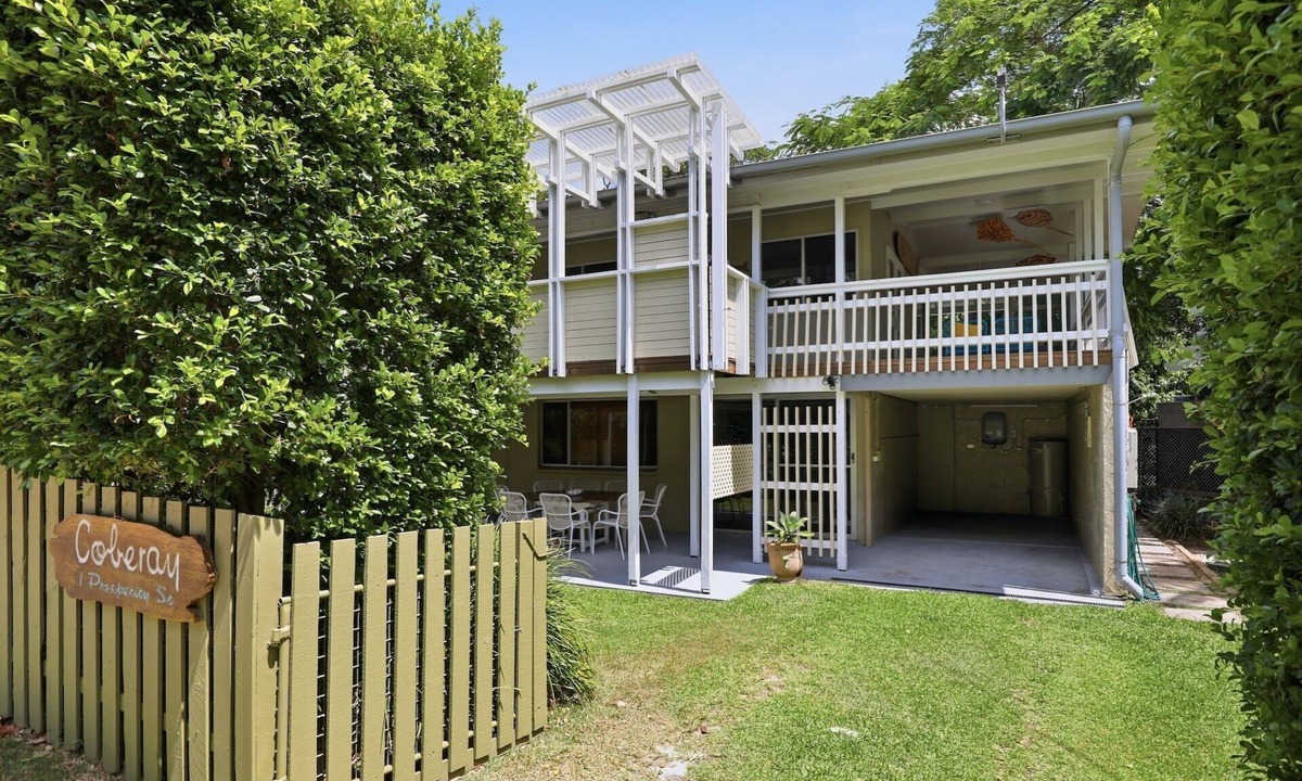 Point Lookout House | Only minutes walk to Cylinder and Deadmans Beaches - 1 Pet Allowed.