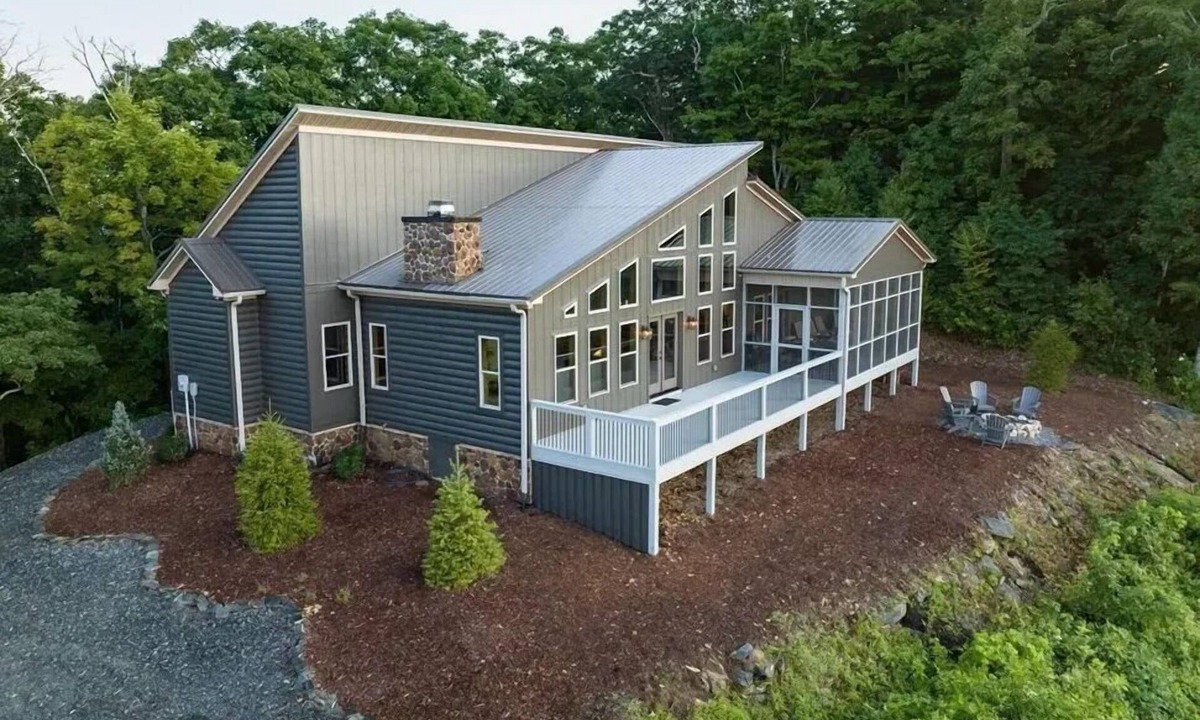Todd House | Panoramic Point-Upscale Mountain Top, Hot Tub, Wifi, Smart TV's, Pet Friendly