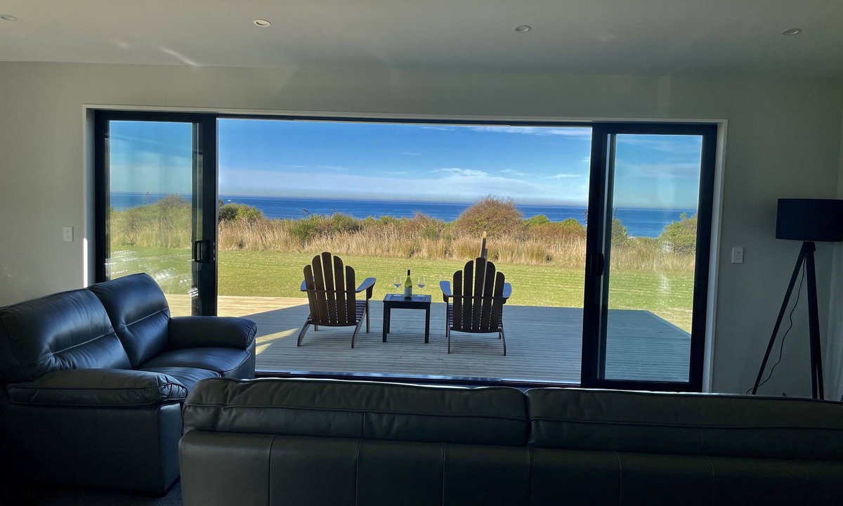 Clutha District House | Panoramic views of the ocean close enough to the beach to hear the waves.