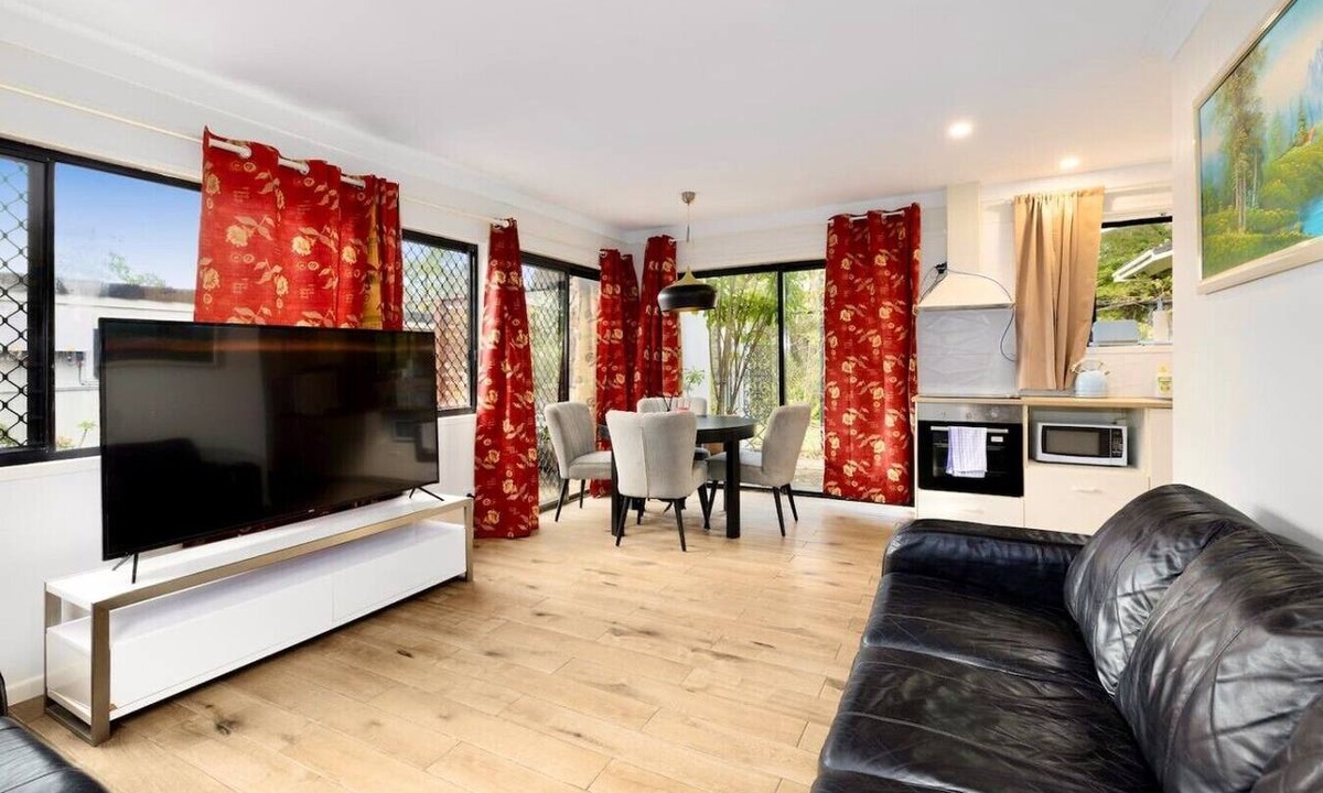 Daisy Hill House | Peaceful Daisy Hill 2BR Retreat with Garden Views, Tennis & Parking